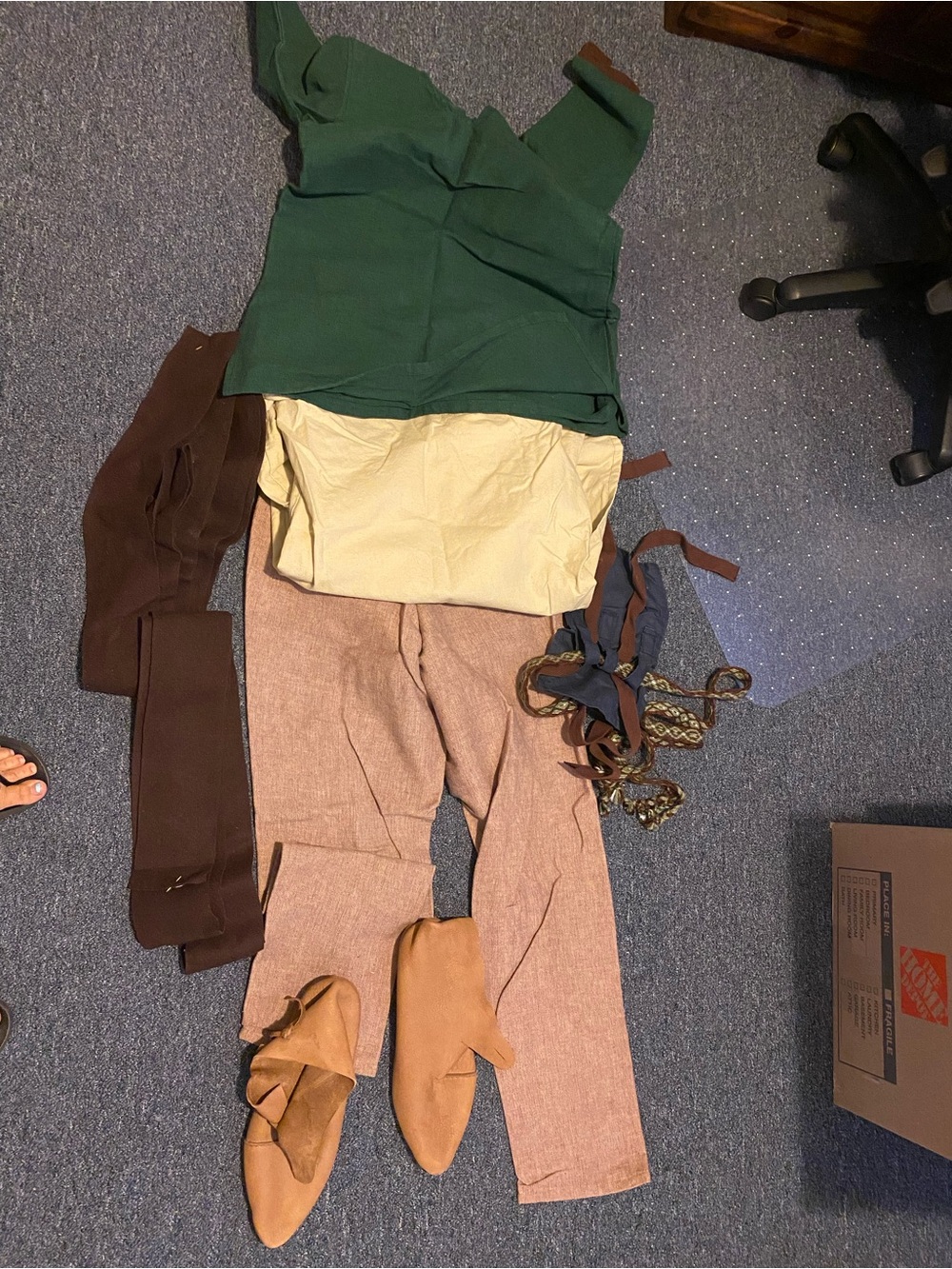 Burgschneider Men’s renaissance medieval medium linen blend outfit.